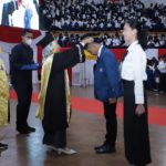 Rektor Universitas Lampung Prof. Dr. Ir. Lusmeilia Afriani, D.E.A., I.P.M menyematkan peci dan almamater kepada mahasiswa baru tahun 2023.