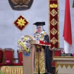 Rektor Universitas Lampung Prof. Dr. Ir. Lusmeilia Afriani, D.E.A., I.P.M memberikan pengarahan kepada ,mahasiswa baru