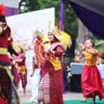 Aksi muli Lampung dalam kemeriahan Karnaval dan mUhibah Seni Dies FKIP 56 FKIP UNILA Tahun 2024